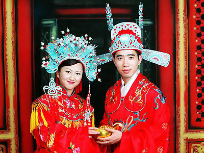 The traditional Chinese wedding dress in northern Chinese usually is one 