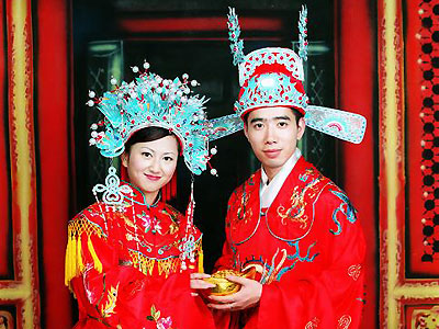 The traditional Chinese wedding dress in northern Chinese usually is one