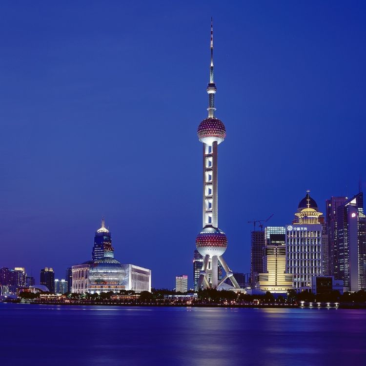 Appreciating the night view of Shanghai Bund