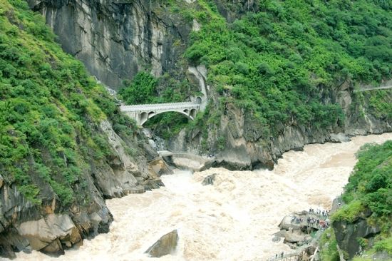 Hiking along Tiger Leaping Gorge in Yunnan