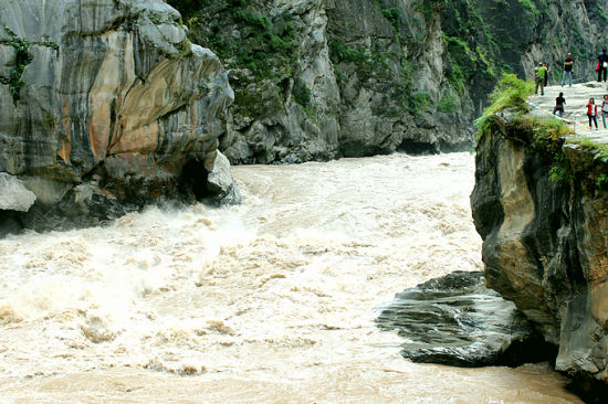 Hiking along Tiger Leaping Gorge in Yunnan