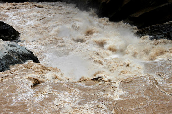 Hiking along Tiger Leaping Gorge in Yunnan