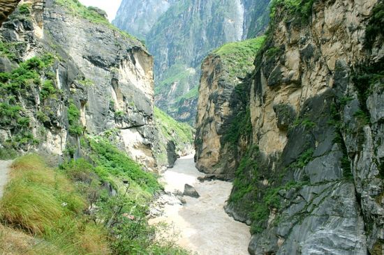 Hiking along Tiger Leaping Gorge in Yunnan