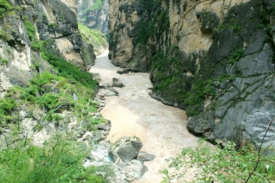 Hiking along Tiger Leaping Gorge in Yunnan