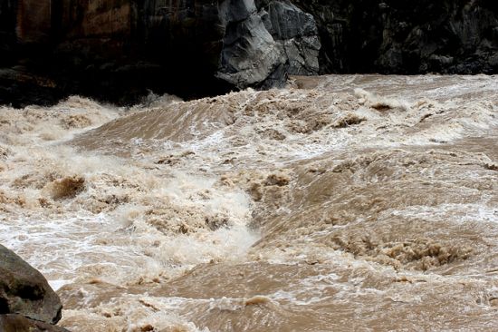 Hiking along Tiger Leaping Gorge in Yunnan