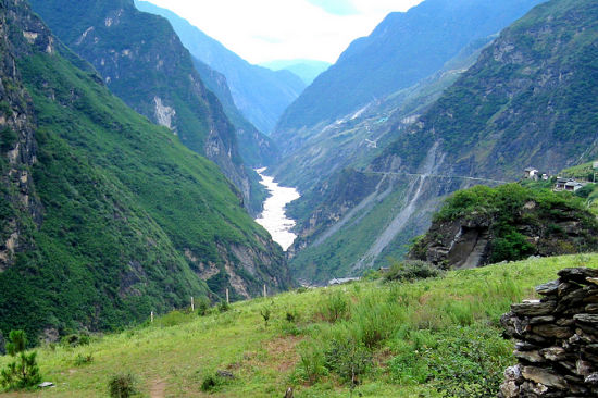 Hiking along Tiger Leaping Gorge in Yunnan