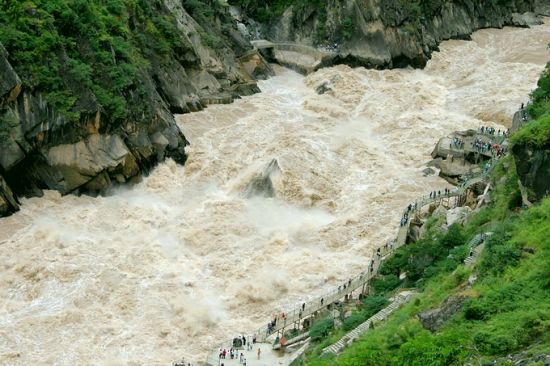 Hiking along Tiger Leaping Gorge in Yunnan